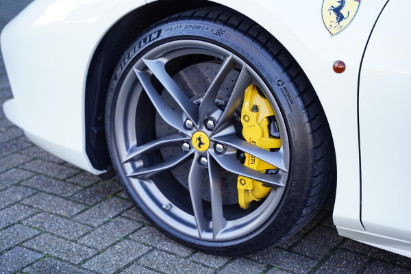 Ferrari 488 3.9 Spider HELE Passenger Display Carbon Lifting