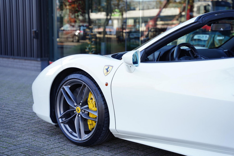 Ferrari 488 3.9 Spider HELE Passenger Display Carbon Lifting