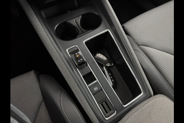 Škoda ENYAQ iV 80 [ 3-Fase ] {SOH-88% } (INCL-BTW) *LEATHER-FABRIC | FULL-LED | DIGI-COCKPIT | CAMERA | KEYLESS | NAVI-FULLMAP | AMBIENT-LIGHT | ECC | HEATED-COMFORTSEATS | DAB+ | PDC | CRUISE | CARPLAY | TOWBAR | 19"ALU*