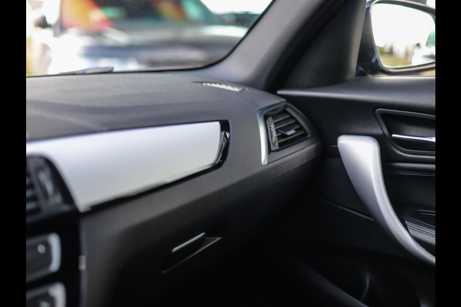 BMW 1-serie 118i Corporate Lease Executive | M-Sport | Shadowline | Leder | Stoelverw. | 18" LM