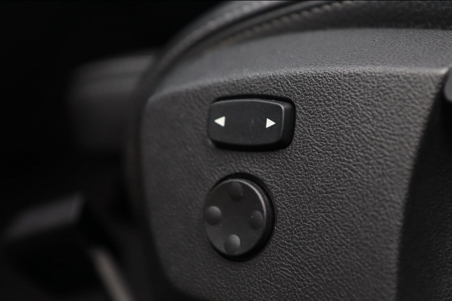 BMW X1 XDrive20i High Executive / PANO / KEYLESS / CAMERA / STUUR+STOELVERW