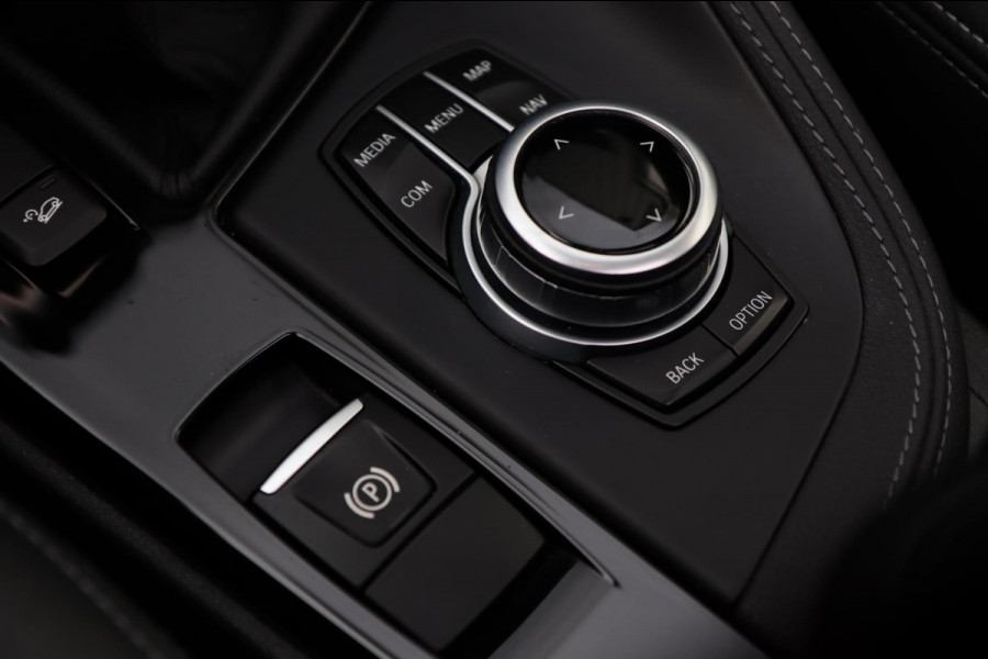 BMW X1 XDrive20i High Executive / PANO / KEYLESS / CAMERA / STUUR+STOELVERW