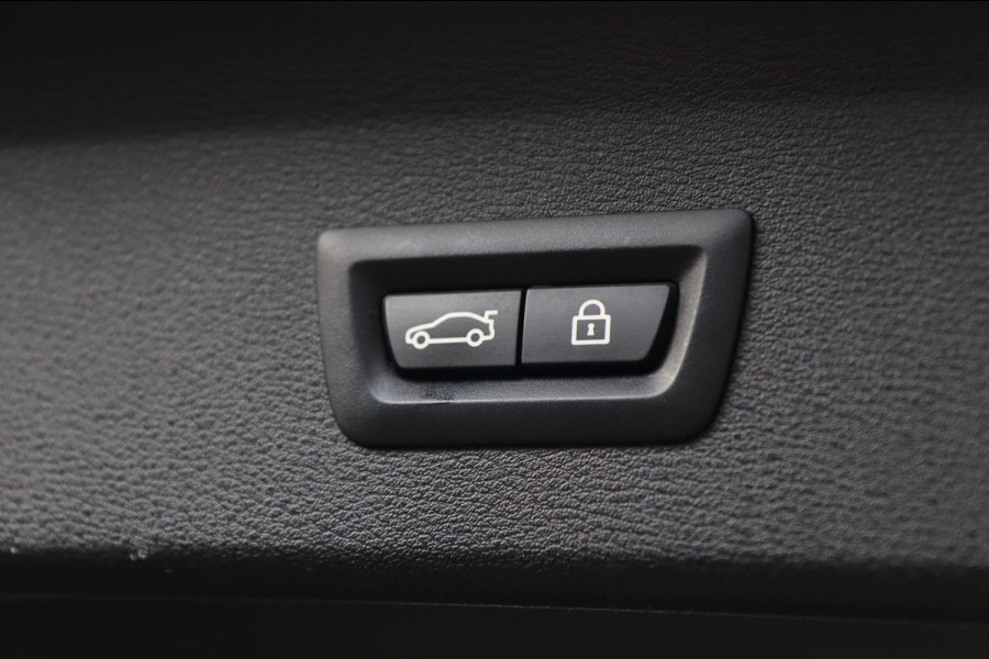 BMW X1 XDrive20i High Executive / PANO / KEYLESS / CAMERA / STUUR+STOELVERW