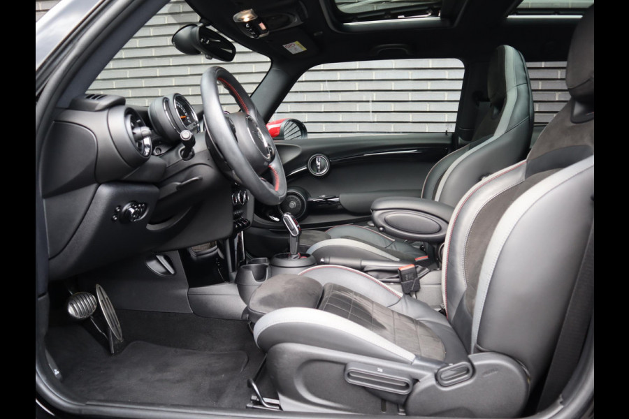 MINI Hatchback Cooper S Automaat 3 deurs / John Cooper Works Exterieur / Panoramadak / John Cooper Works Interieur / Apple CarPlay / LED / 17 Inch / Extra Getint Glas / Sportstoelen / Navigatie Plus / Climate Control / Harman Kardon / DAB / Bluetooth