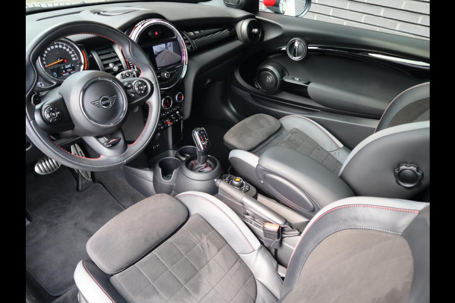 MINI Hatchback Cooper S Automaat 3 deurs / John Cooper Works Exterieur / Panoramadak / John Cooper Works Interieur / Apple CarPlay / LED / 17 Inch / Extra Getint Glas / Sportstoelen / Navigatie Plus / Climate Control / Harman Kardon / DAB / Bluetooth