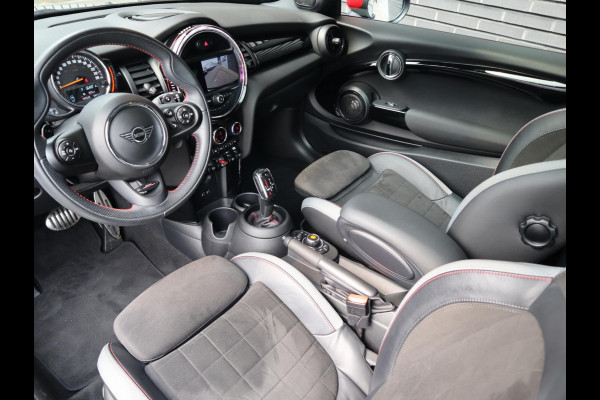 MINI Hatchback Cooper S Automaat 3 deurs / John Cooper Works Exterieur / Panoramadak / John Cooper Works Interieur / Apple CarPlay / LED / 17 Inch / Extra Getint Glas / Sportstoelen / Navigatie Plus / Climate Control / Harman Kardon / DAB / Bluetooth