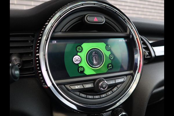MINI Hatchback Cooper S Automaat 3 deurs / John Cooper Works Exterieur / Panoramadak / John Cooper Works Interieur / Apple CarPlay / LED / 17 Inch / Extra Getint Glas / Sportstoelen / Navigatie Plus / Climate Control / Harman Kardon / DAB / Bluetooth