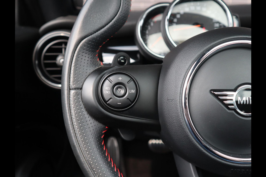 MINI Hatchback Cooper S Automaat 3 deurs / John Cooper Works Exterieur / Panoramadak / John Cooper Works Interieur / Apple CarPlay / LED / 17 Inch / Extra Getint Glas / Sportstoelen / Navigatie Plus / Climate Control / Harman Kardon / DAB / Bluetooth