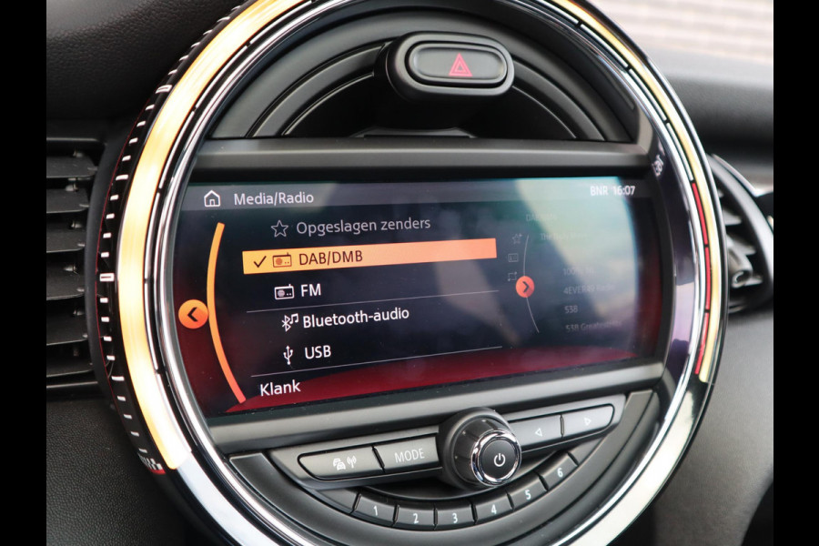 MINI Hatchback Cooper S Automaat 3 deurs / John Cooper Works Exterieur / Panoramadak / John Cooper Works Interieur / Apple CarPlay / LED / 17 Inch / Extra Getint Glas / Sportstoelen / Navigatie Plus / Climate Control / Harman Kardon / DAB / Bluetooth