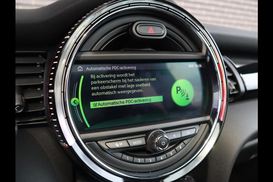 MINI Hatchback Cooper S Automaat 3 deurs / John Cooper Works Exterieur / Panoramadak / John Cooper Works Interieur / Apple CarPlay / LED / 17 Inch / Extra Getint Glas / Sportstoelen / Navigatie Plus / Climate Control / Harman Kardon / DAB / Bluetooth