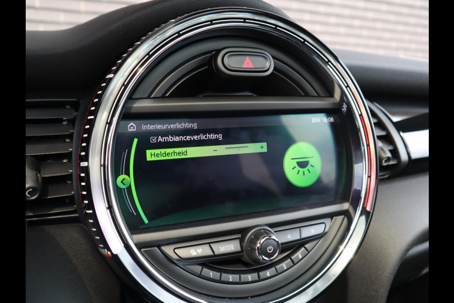 MINI Hatchback Cooper S Automaat 3 deurs / John Cooper Works Exterieur / Panoramadak / John Cooper Works Interieur / Apple CarPlay / LED / 17 Inch / Extra Getint Glas / Sportstoelen / Navigatie Plus / Climate Control / Harman Kardon / DAB / Bluetooth