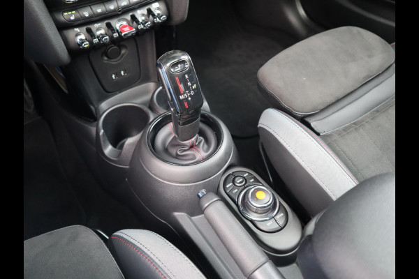 MINI Hatchback Cooper S Automaat 3 deurs / John Cooper Works Exterieur / Panoramadak / John Cooper Works Interieur / Apple CarPlay / LED / 17 Inch / Extra Getint Glas / Sportstoelen / Navigatie Plus / Climate Control / Harman Kardon / DAB / Bluetooth