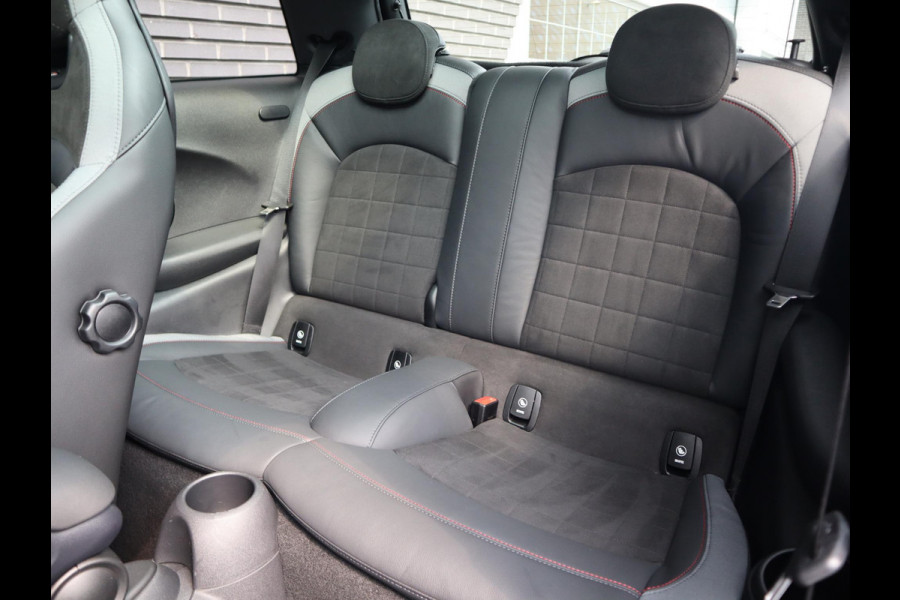MINI Hatchback Cooper S Automaat 3 deurs / John Cooper Works Exterieur / Panoramadak / John Cooper Works Interieur / Apple CarPlay / LED / 17 Inch / Extra Getint Glas / Sportstoelen / Navigatie Plus / Climate Control / Harman Kardon / DAB / Bluetooth
