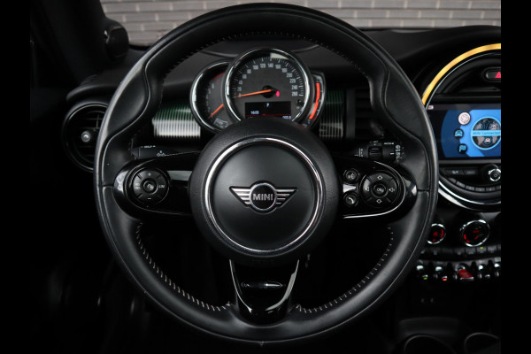 MINI Hatchback Cooper Automaat 3 deurs / 60 Years Edition / Panoramadak / Harman Kardon / Head-Up Display  / Leder / 17 Inch / Stoelverwarming / LED / Extra Getint Glas / Sportstoelen / Climate Control