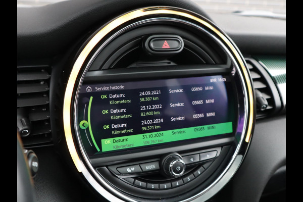MINI Hatchback Cooper Automaat 3 deurs / 60 Years Edition / Panoramadak / Harman Kardon / Head-Up Display  / Leder / 17 Inch / Stoelverwarming / LED / Extra Getint Glas / Sportstoelen / Climate Control