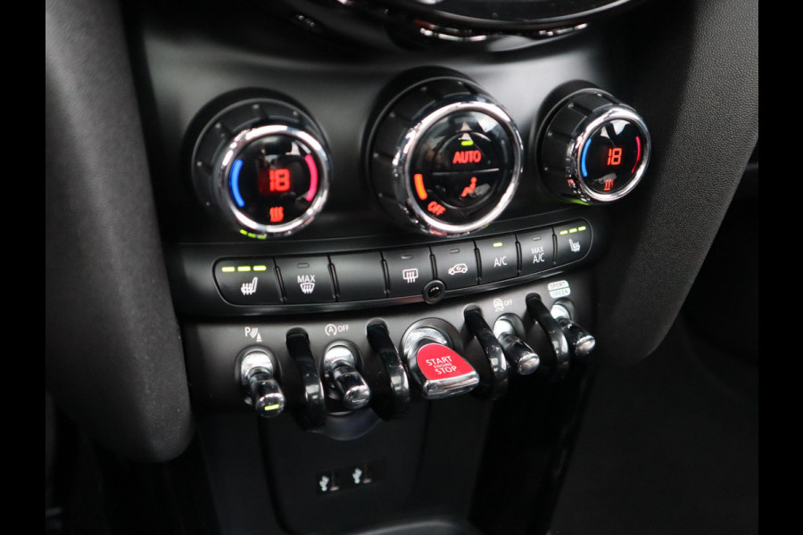 MINI Hatchback Cooper Automaat 3 deurs / 60 Years Edition / Panoramadak / Harman Kardon / Head-Up Display  / Leder / 17 Inch / Stoelverwarming / LED / Extra Getint Glas / Sportstoelen / Climate Control