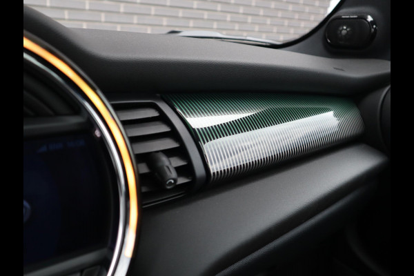 MINI Hatchback Cooper Automaat 3 deurs / 60 Years Edition / Panoramadak / Harman Kardon / Head-Up Display  / Leder / 17 Inch / Stoelverwarming / LED / Extra Getint Glas / Sportstoelen / Climate Control