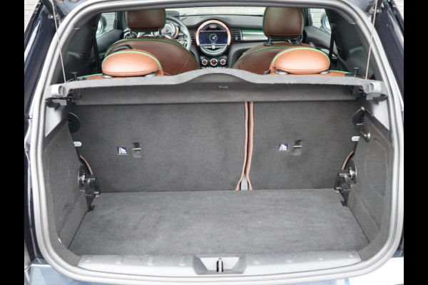 MINI Hatchback Cooper Automaat 3 deurs / 60 Years Edition / Panoramadak / Harman Kardon / Head-Up Display  / Leder / 17 Inch / Stoelverwarming / LED / Extra Getint Glas / Sportstoelen / Climate Control