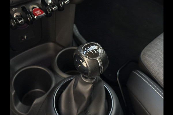MINI Hatchback Cooper 5 deurs / Navigatie / Sportstoelen /  Climate Control / LED / Cruise Control / 17 Inch / Chrome Line