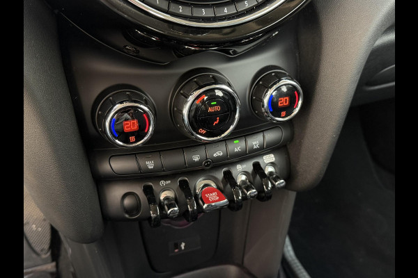 MINI Hatchback Cooper 5 deurs / Navigatie / Sportstoelen /  Climate Control / LED / Cruise Control / 17 Inch / Chrome Line