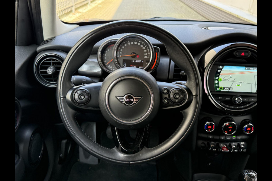 MINI Hatchback Cooper 5 deurs / Navigatie / Sportstoelen /  Climate Control / LED / Cruise Control / 17 Inch / Chrome Line