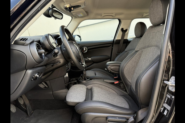MINI Hatchback Cooper 5 deurs / Navigatie / Sportstoelen /  Climate Control / LED / Cruise Control / 17 Inch / Chrome Line