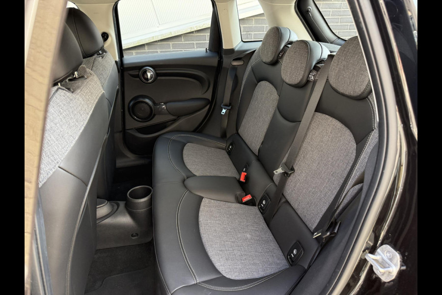 MINI Hatchback Cooper 5 deurs / Navigatie / Sportstoelen /  Climate Control / LED / Cruise Control / 17 Inch / Chrome Line