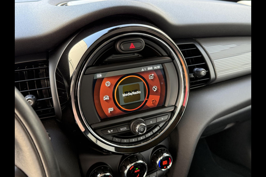 MINI Hatchback Cooper 5 deurs / Navigatie / Sportstoelen /  Climate Control / LED / Cruise Control / 17 Inch / Chrome Line