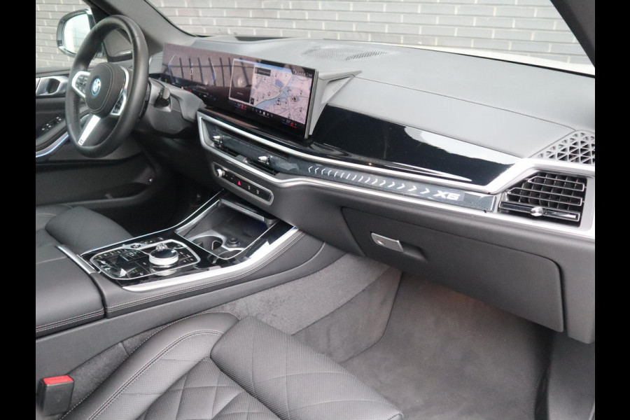 BMW X5 xDrive50e High Executive M Sport Pakket Automaat / Driving Assistant Professional / Stoelventilatie / Panoramadak / Trekhaak / Luchtvering / Iconic Glow / Gesture Control / Harman Kardon / Innovation Pakket / Craftedclarity / Stoelverwarmin voor+achter