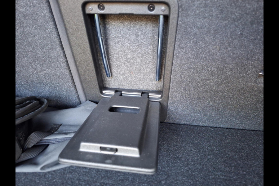 Volvo XC40 1.5 T4 Recharge R-Design | Trekhaak 1800kg | Pano | Leder Alcantara | Two Tone | (occasion)