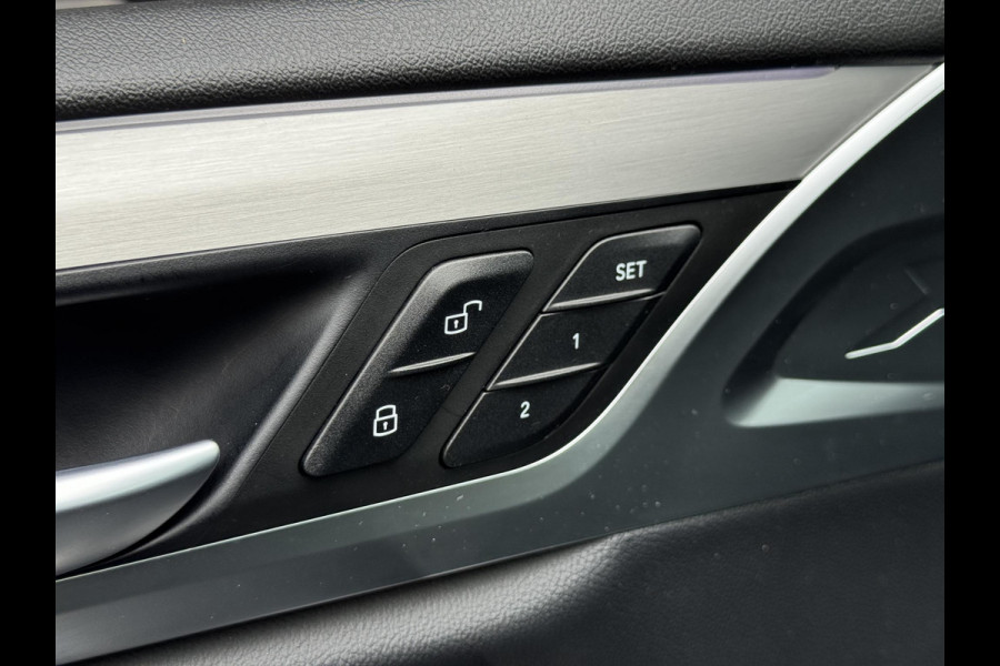 BMW X3 xDrive30i High Executive M Sport Pakket Automaat / Navigatiesysteem Professional / Panoramadak / Trekhaak / Driving Assistant / Adaptief Onderstel / Elektrisch Verstelbare Stoelen / Hifi / Stoelverwarming / Extra Getint Glas / 20 Inch