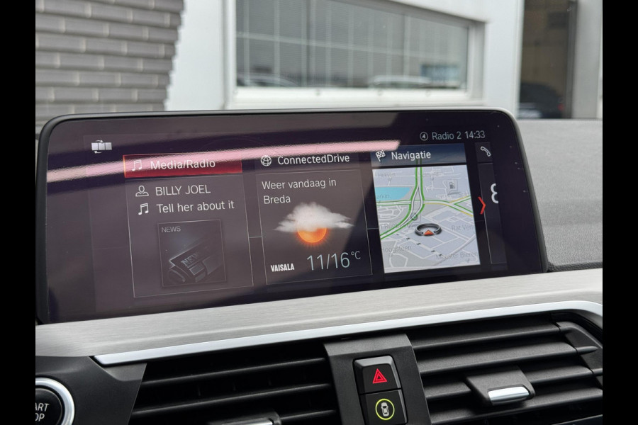 BMW X3 xDrive30i High Executive M Sport Pakket Automaat / Navigatiesysteem Professional / Panoramadak / Trekhaak / Driving Assistant / Adaptief Onderstel / Elektrisch Verstelbare Stoelen / Hifi / Stoelverwarming / Extra Getint Glas / 20 Inch