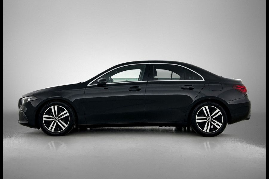 Mercedes-Benz A-Klasse 180 Business Solution Luxury Ledkoplampen | Achteruitrijcamera | Sfeerverlichting | Spiegelpakket. Inclusief 24 maanden Mercedes-Benz Certified garantie voor Europa.