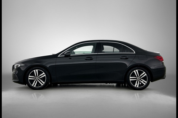 Mercedes-Benz A-Klasse 180 Business Solution Luxury Ledkoplampen | Achteruitrijcamera | Sfeerverlichting | Spiegelpakket. Inclusief 24 maanden Mercedes-Benz Certified garantie voor Europa.