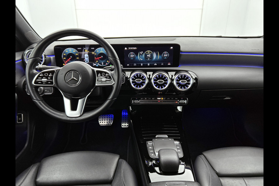 Mercedes-Benz A-Klasse 180 Business Solution Luxury Ledkoplampen | Achteruitrijcamera | Sfeerverlichting | Spiegelpakket. Inclusief 24 maanden Mercedes-Benz Certified garantie voor Europa.