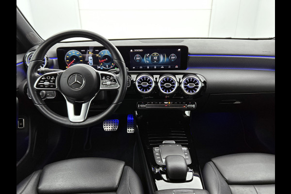 Mercedes-Benz A-Klasse 180 Business Solution Luxury Ledkoplampen | Achteruitrijcamera | Sfeerverlichting | Spiegelpakket. Inclusief 24 maanden Mercedes-Benz Certified garantie voor Europa.