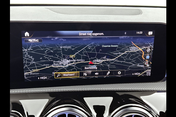 Mercedes-Benz A-Klasse 180 Business Solution Luxury Ledkoplampen | Achteruitrijcamera | Sfeerverlichting | Spiegelpakket. Inclusief 24 maanden Mercedes-Benz Certified garantie voor Europa.