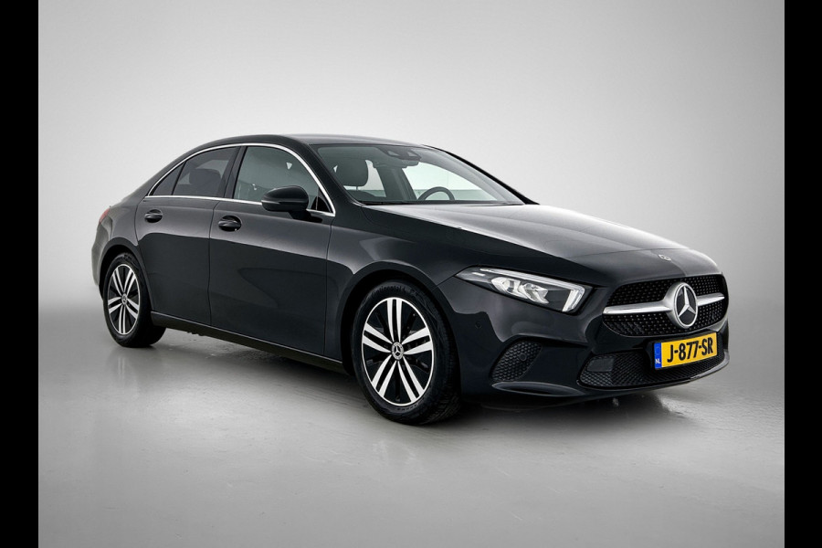 Mercedes-Benz A-Klasse 180 Business Solution Luxury Ledkoplampen | Achteruitrijcamera | Sfeerverlichting | Spiegelpakket. Inclusief 24 maanden Mercedes-Benz Certified garantie voor Europa.