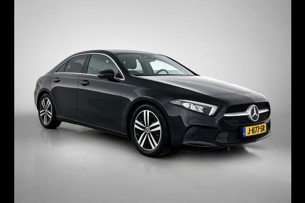 Mercedes-Benz A-Klasse 180 Business Solution Luxury Ledkoplampen | Achteruitrijcamera | Sfeerverlichting | Spiegelpakket. Inclusief 24 maanden Mercedes-Benz Certified garantie voor Europa.