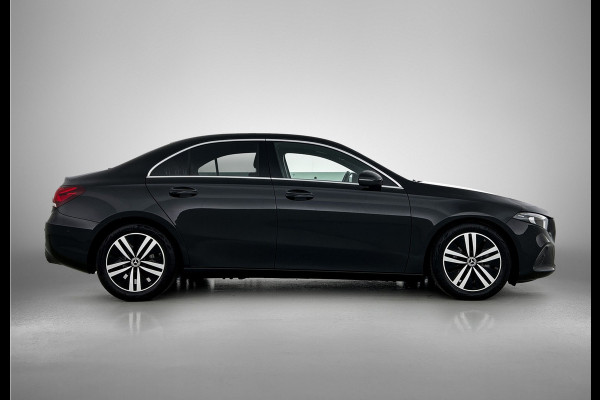 Mercedes-Benz A-Klasse 180 Business Solution Luxury Ledkoplampen | Achteruitrijcamera | Sfeerverlichting | Spiegelpakket. Inclusief 24 maanden Mercedes-Benz Certified garantie voor Europa.