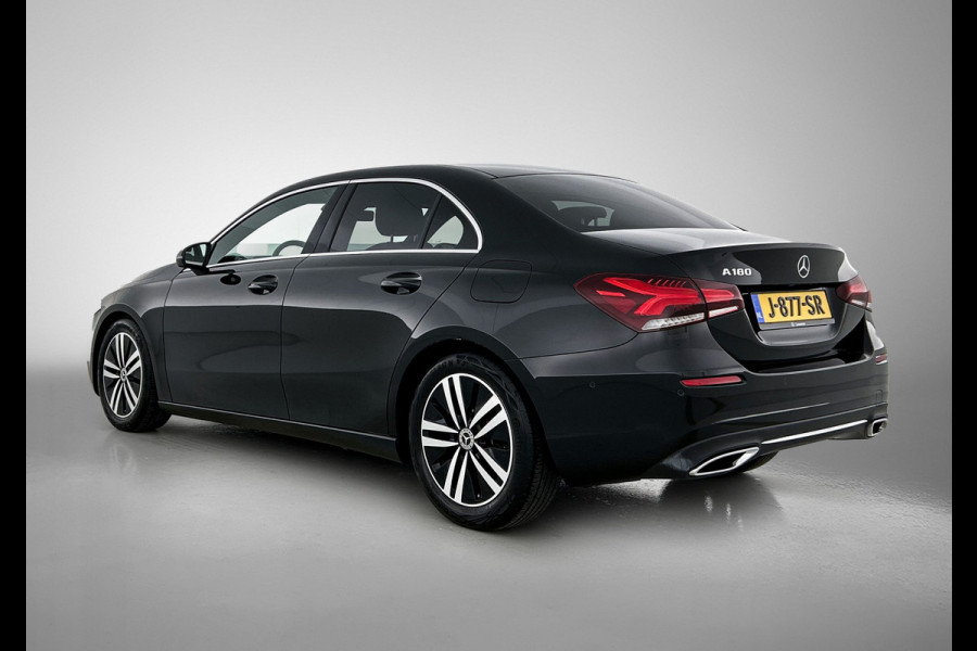 Mercedes-Benz A-Klasse 180 Business Solution Luxury Ledkoplampen | Achteruitrijcamera | Sfeerverlichting | Spiegelpakket. Inclusief 24 maanden Mercedes-Benz Certified garantie voor Europa.