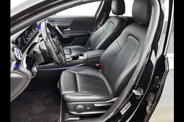 Mercedes-Benz A-Klasse 180 Business Solution Luxury Ledkoplampen | Achteruitrijcamera | Sfeerverlichting | Spiegelpakket. Inclusief 24 maanden Mercedes-Benz Certified garantie voor Europa.
