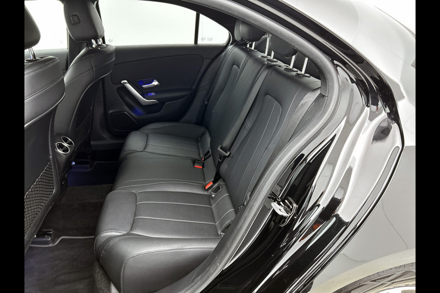 Mercedes-Benz A-Klasse 180 Business Solution Luxury Ledkoplampen | Achteruitrijcamera | Sfeerverlichting | Spiegelpakket. Inclusief 24 maanden Mercedes-Benz Certified garantie voor Europa.