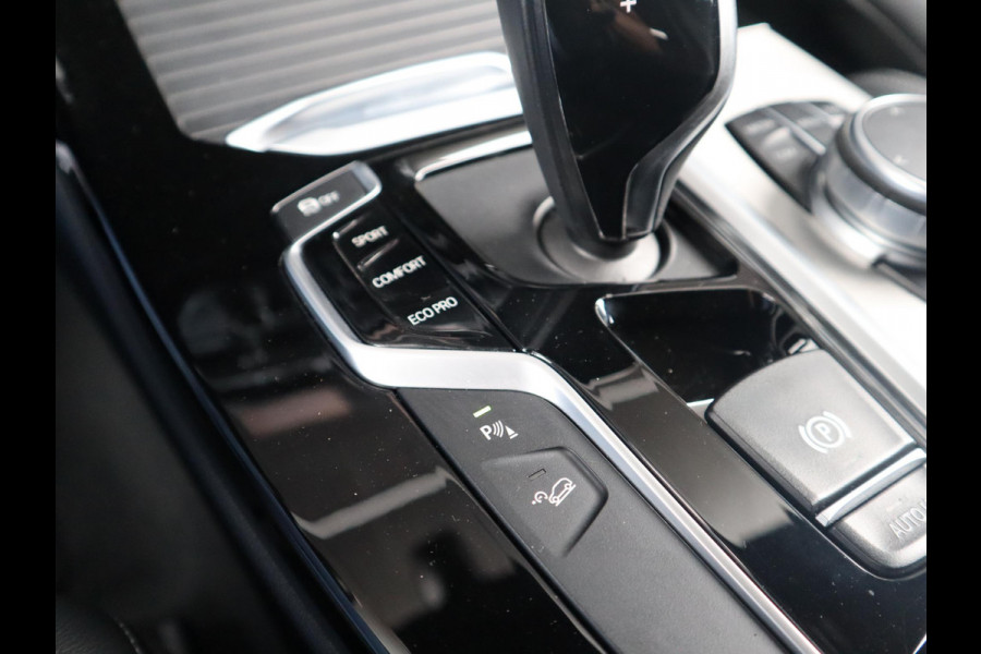 BMW X3 xDrive20i High Executive M Sport Pakket Automaat / Navigatiesysteem Professional / Trekhaak / Achteruitrijcamera / Leder / 20 Inch / Hifi / Shadow Line / Stoelverwarming / LED-koplampen / DAB+