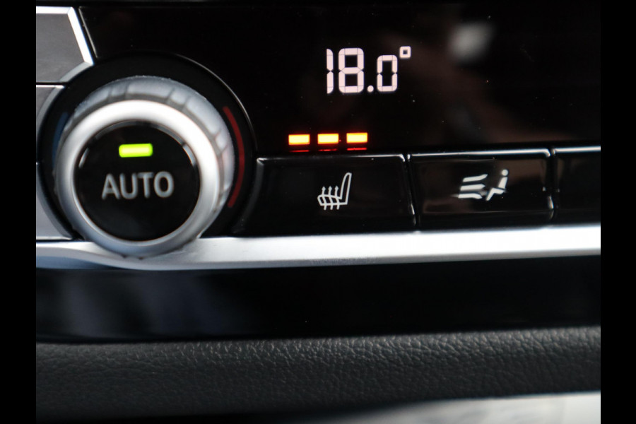 BMW X3 xDrive20i High Executive M Sport Pakket Automaat / Navigatiesysteem Professional / Trekhaak / Achteruitrijcamera / Leder / 20 Inch / Hifi / Shadow Line / Stoelverwarming / LED-koplampen / DAB+