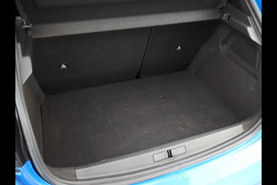 Peugeot 208 1.2 PT 100 PK GT + SPORTSTOELEN | 17 INCH | CAMERA | SFEERVERLICHTING | NAVIGATIE | CARPLAY | DAB