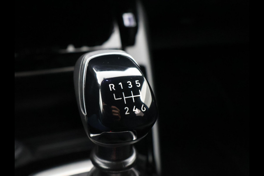 Peugeot 208 1.2 PT 100 PK GT + SPORTSTOELEN | 17 INCH | CAMERA | SFEERVERLICHTING | NAVIGATIE | CARPLAY | DAB