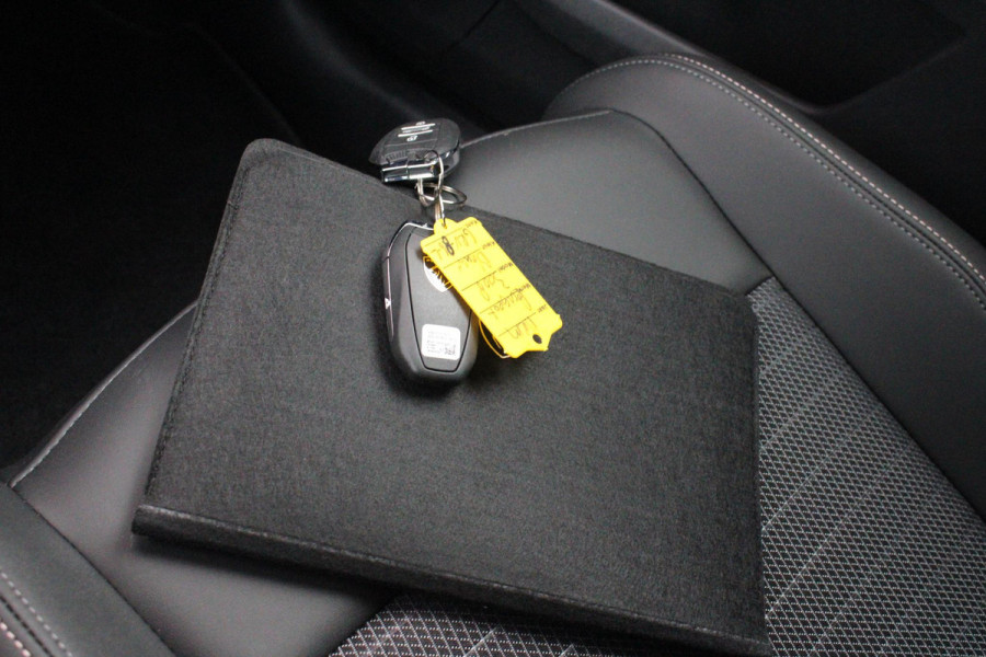 Peugeot 3008 1.2 Hybrid 145PK ALLURE | 360° CAMERA | KEYLESS ENTRY/START | STUUR VERWARMING | ALARM | DODEHOEK DETECTIE | 19" LICHTMETALEN VELGEN | NAVIGATIE | DRAADLOZE APPLE CARPLAY/ANDROID AUTO | ADAPTIVE CRUISE CONTROL | CLIAMTE CONTROL | PARKEERSENSOREN VOOR EN ACHTER |