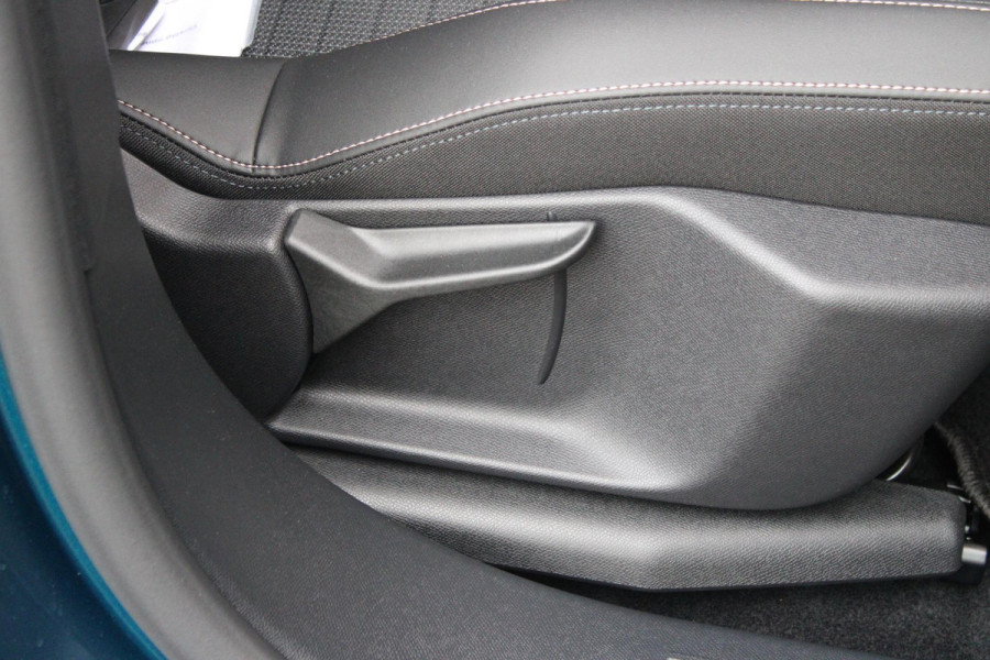 Peugeot 3008 1.2 Hybrid 145PK ALLURE | 360° CAMERA | KEYLESS ENTRY/START | STUUR VERWARMING | ALARM | DODEHOEK DETECTIE | 19" LICHTMETALEN VELGEN | NAVIGATIE | DRAADLOZE APPLE CARPLAY/ANDROID AUTO | ADAPTIVE CRUISE CONTROL | CLIAMTE CONTROL | PARKEERSENSOREN VOOR EN ACHTER |