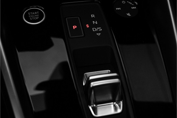 Audi A3 Sportback 30 TFSI S Edition Pano ACC Zwart Optiek Trekhaak